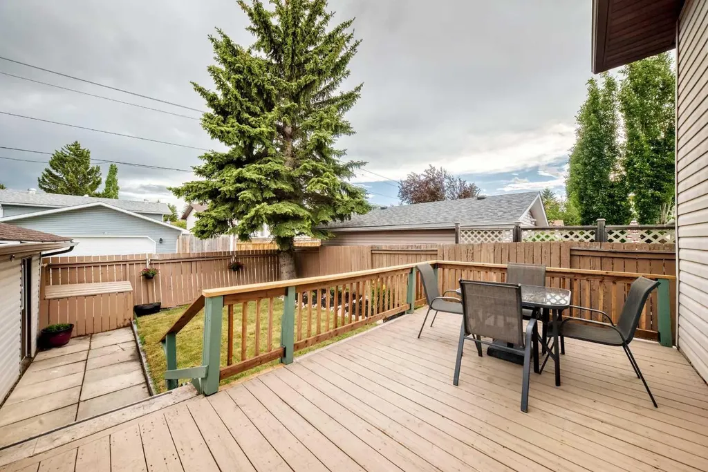 584 Woodhill Place SW Calgary AB T2W 3L5