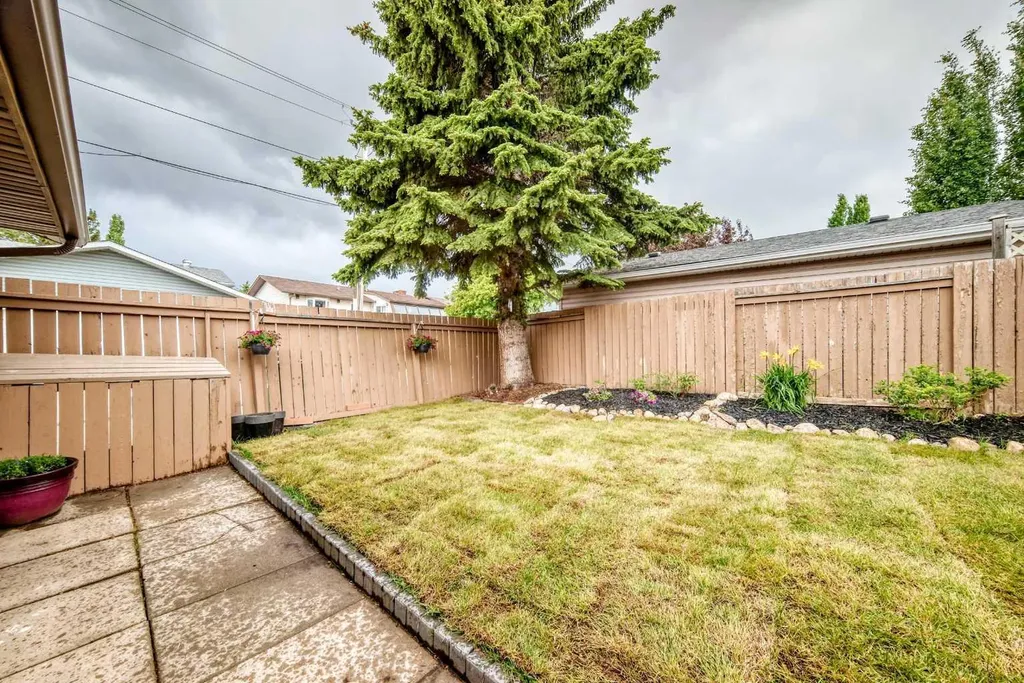 584 Woodhill Place SW Calgary AB T2W 3L5