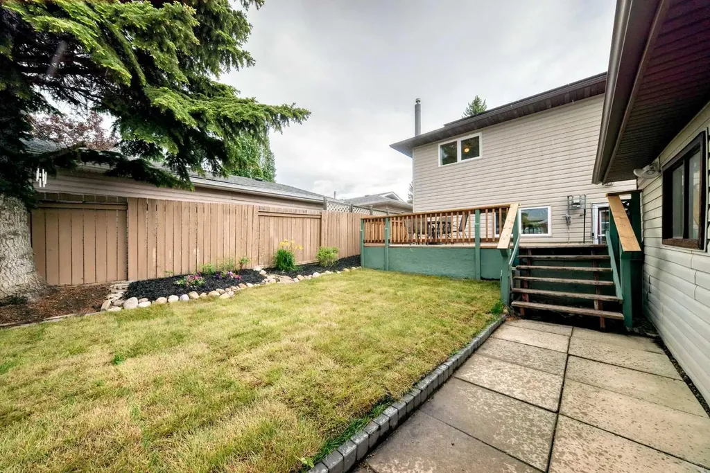584 Woodhill Place SW Calgary AB T2W 3L5