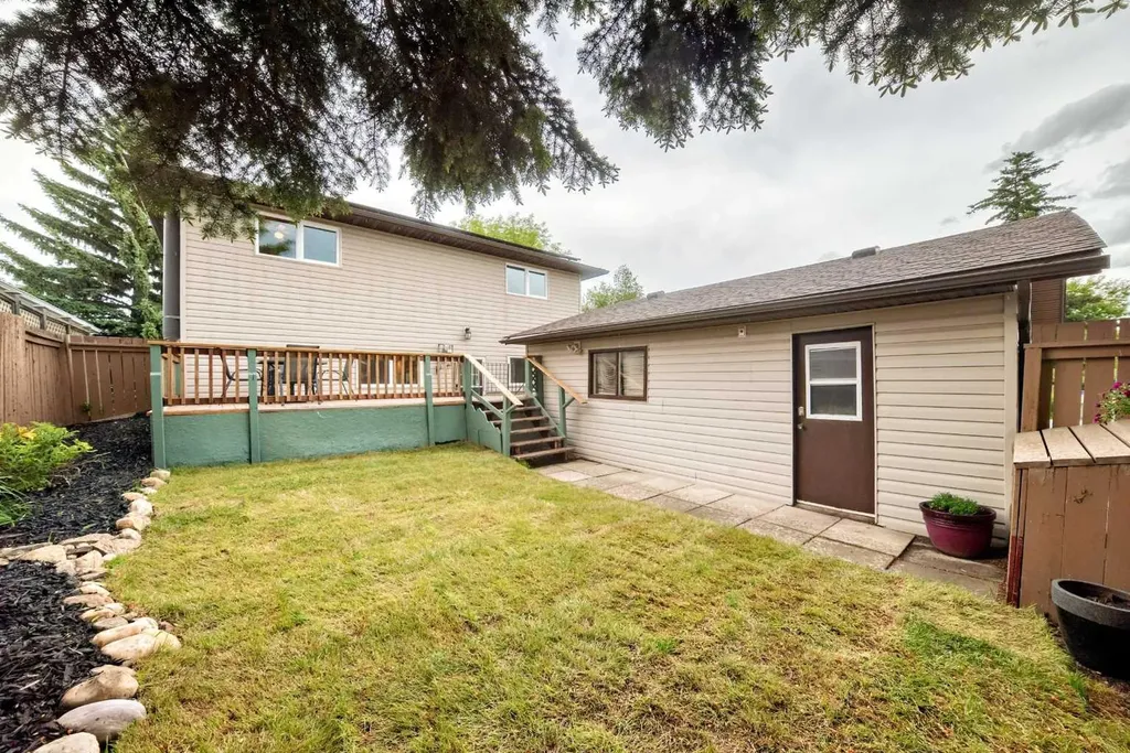 584 Woodhill Place SW Calgary AB T2W 3L5