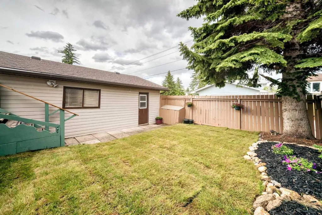 584 Woodhill Place SW Calgary AB T2W 3L5