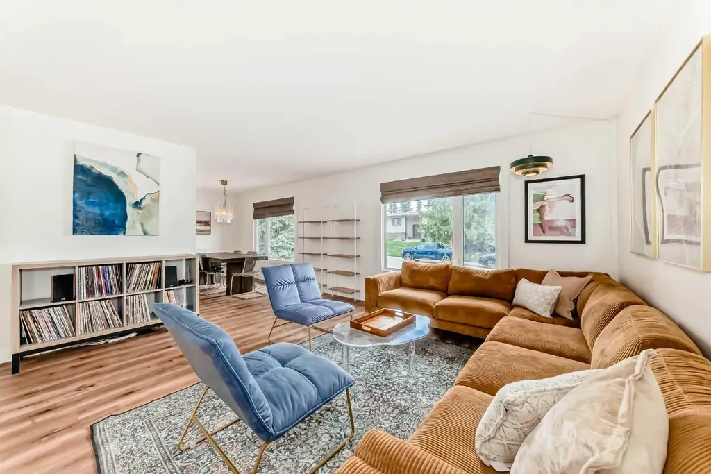 584 Woodhill Place SW Calgary AB T2W 3L5