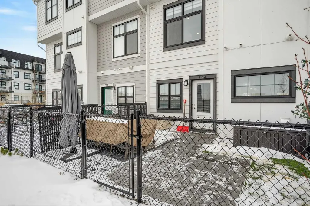 233 Les Jardins Park SE Calgary AB T2C 5V3