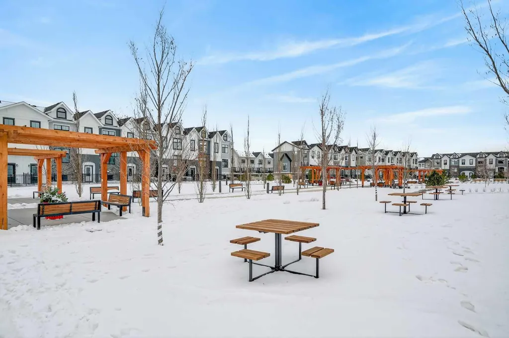 233 Les Jardins Park SE Calgary AB T2C 5V3