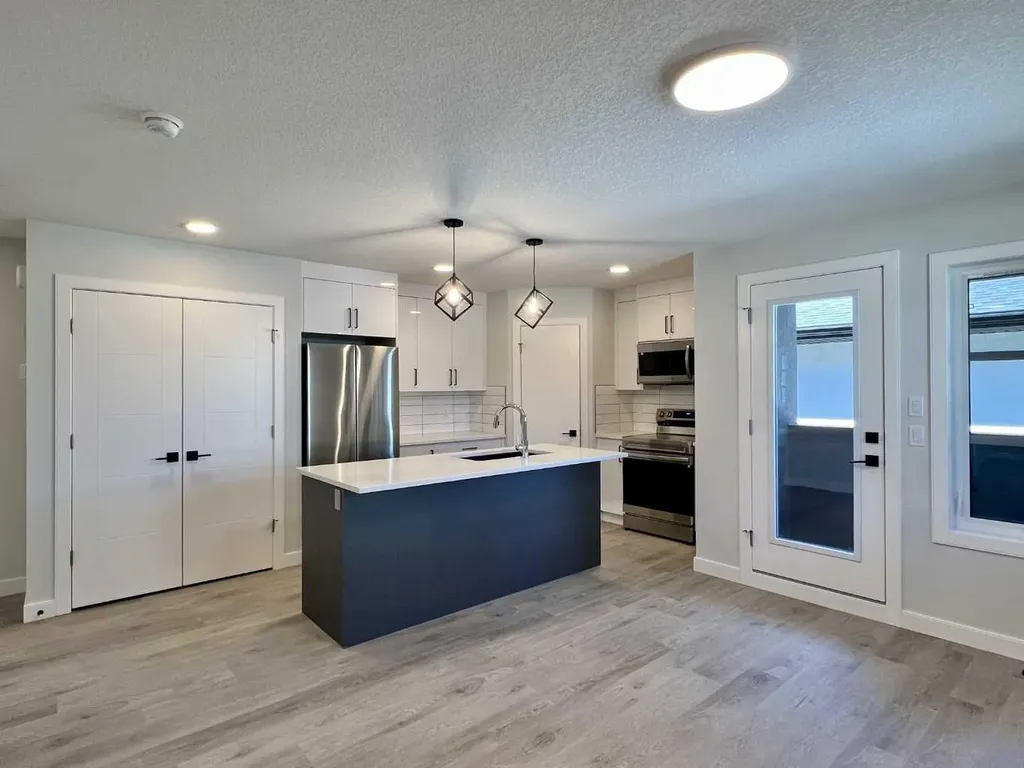 95 Rock Lake View NW Calgary AB T3G 0E9