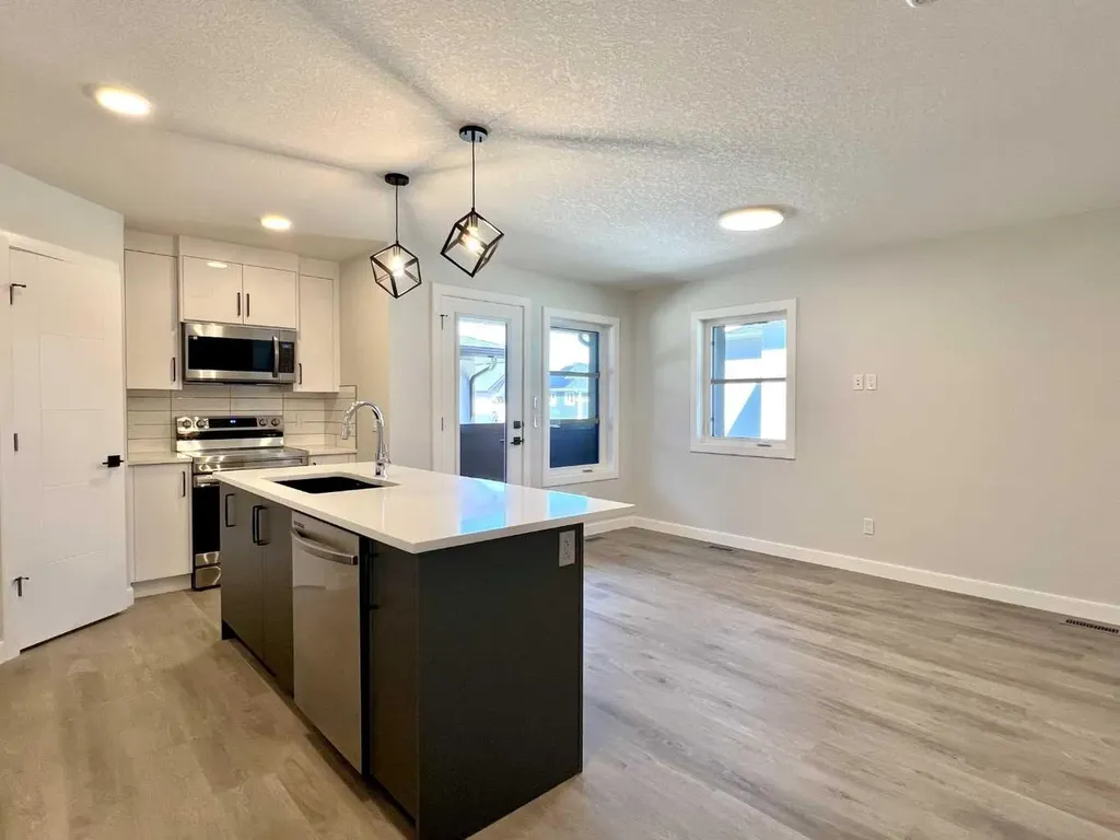 95 Rock Lake View NW Calgary AB T3G 0E9