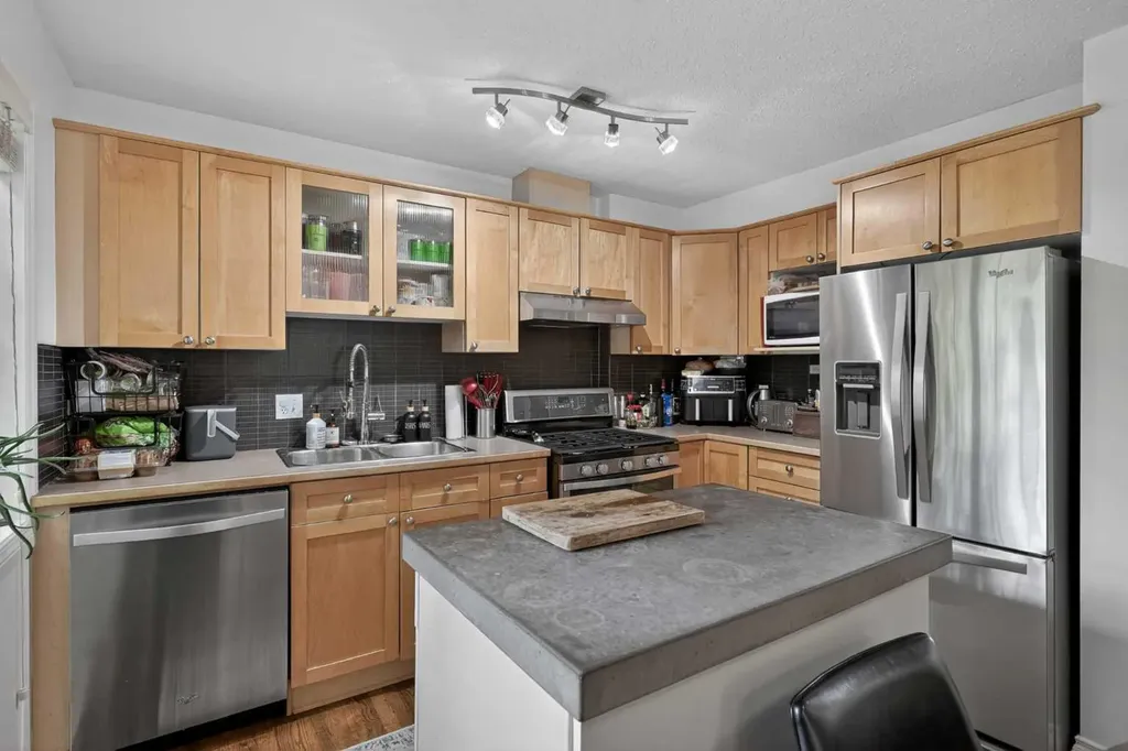 4421 Quentin Court SW Calgary AB T2T 6B8