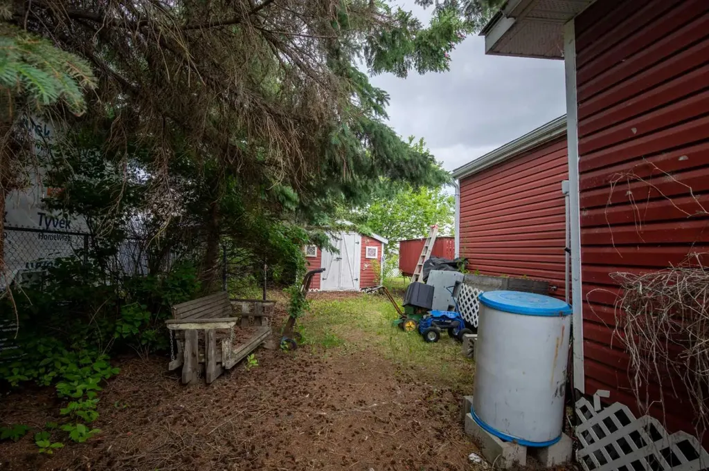 9708 104 Avenue Clairmont AB T8X 5E7