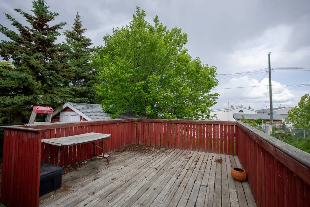 9708 104 Avenue Clairmont AB T8X 5E7