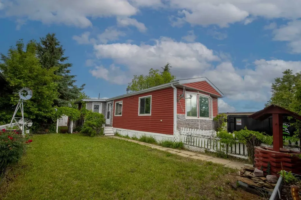9708 104 Avenue Clairmont AB T8X 5E7