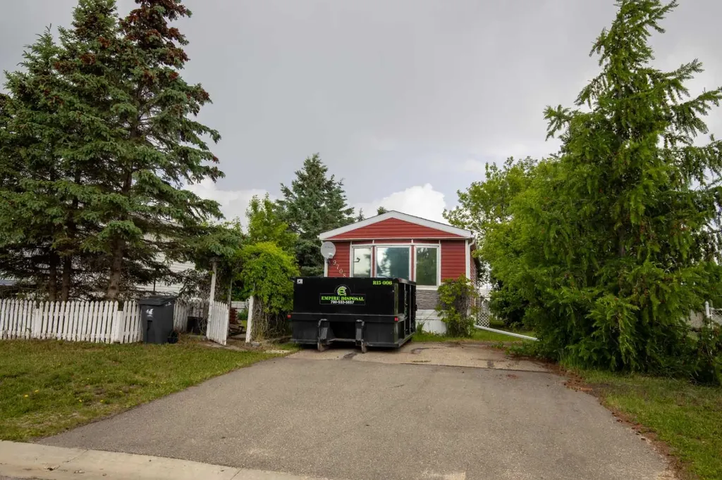 9708 104 Avenue Clairmont AB T8X 5E7