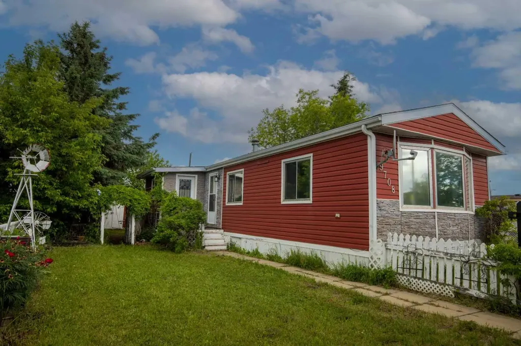 9708 104 Avenue Clairmont AB T8X 5E7