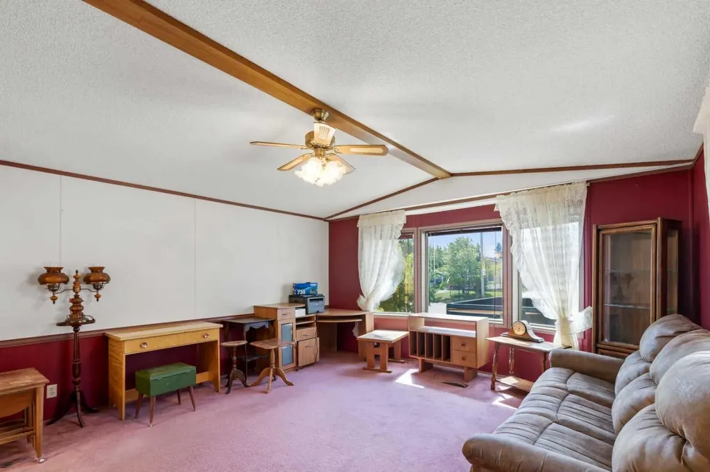 9708 104 Avenue Clairmont AB T8X 5E7