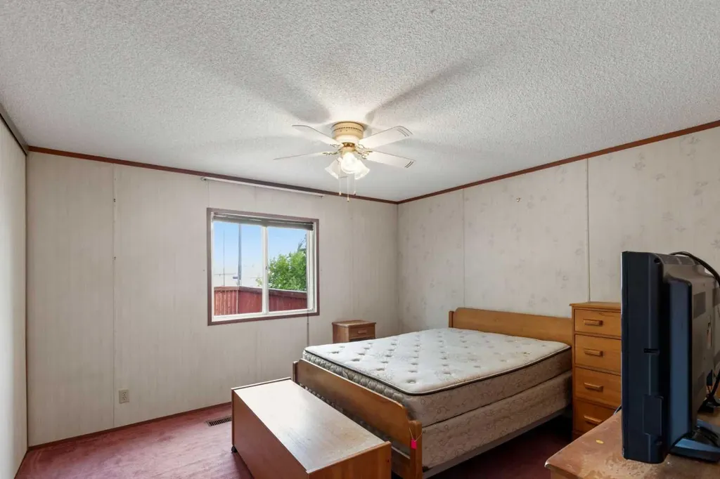 9708 104 Avenue Clairmont AB T8X 5E7