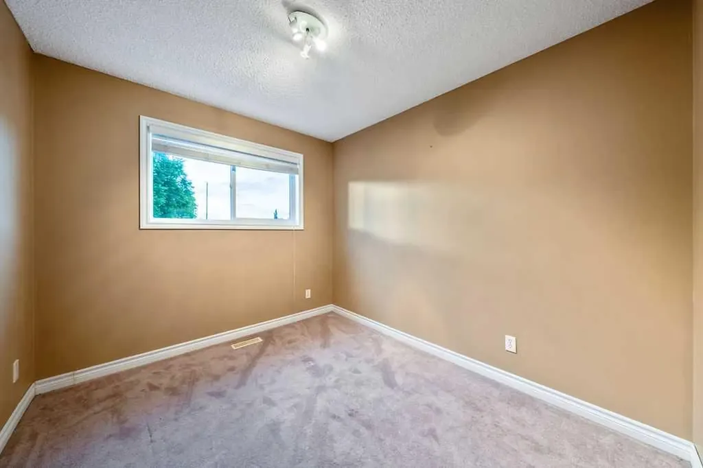 71 Templeson Road NE Calgary AB T1Y 5L5