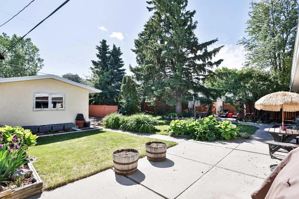 1021 7 Street N Lethbridge AB T1H 1Y8