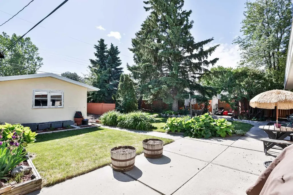 1021 7 Street N Lethbridge AB T1H 1Y8