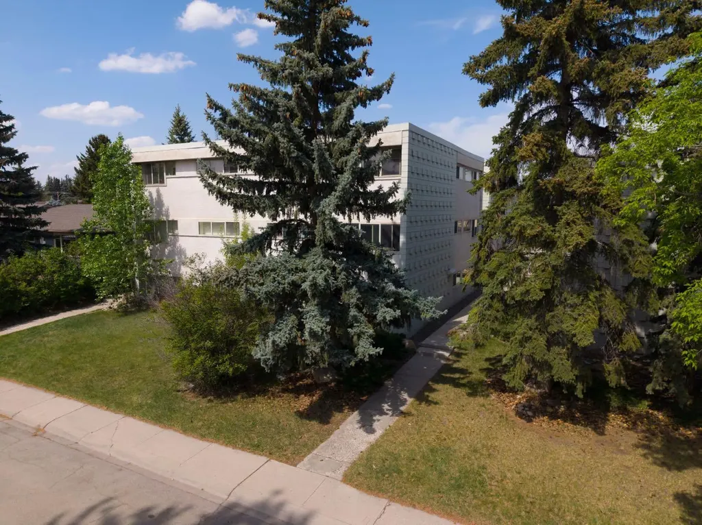 56 Hamlet Road SW Calgary AB T2V 3C8