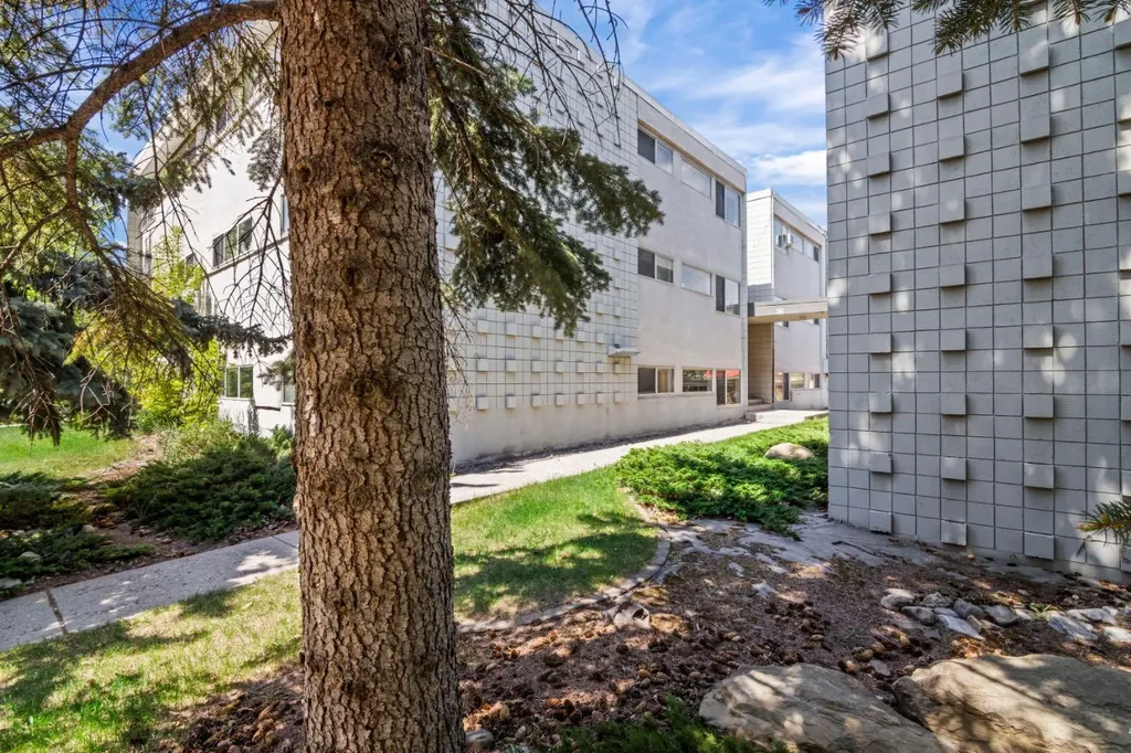 56 Hamlet Road SW Calgary AB T2V 3C8
