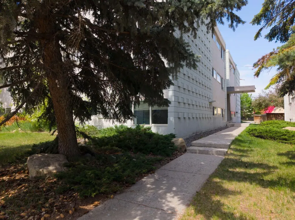56 Hamlet Road SW Calgary AB T2V 3C8