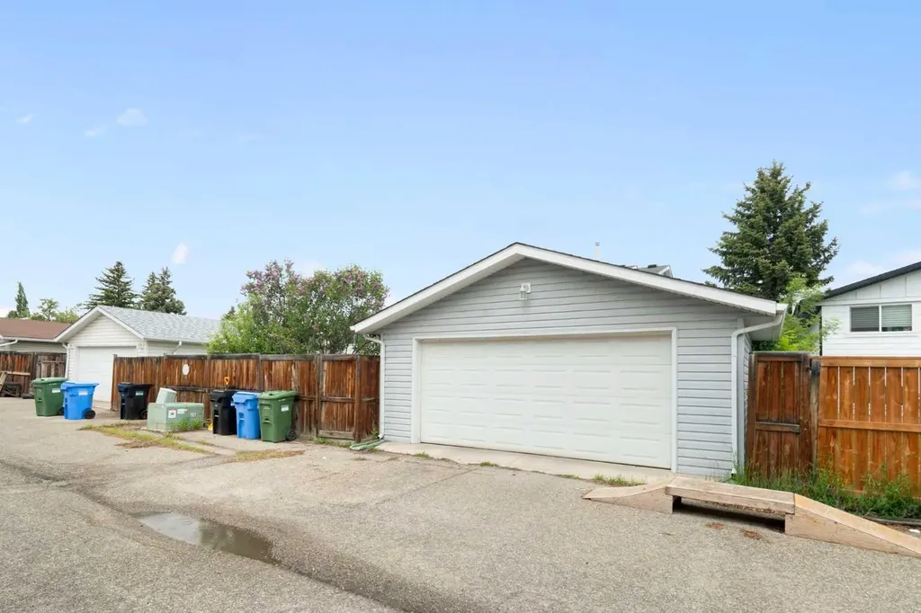 259 Woodside Circle SW Calgary AB T2W3K2