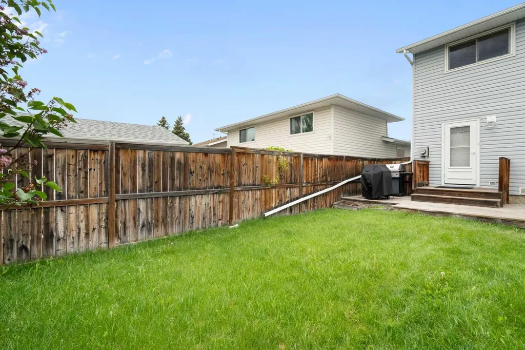 259 Woodside Circle SW Calgary AB T2W3K2