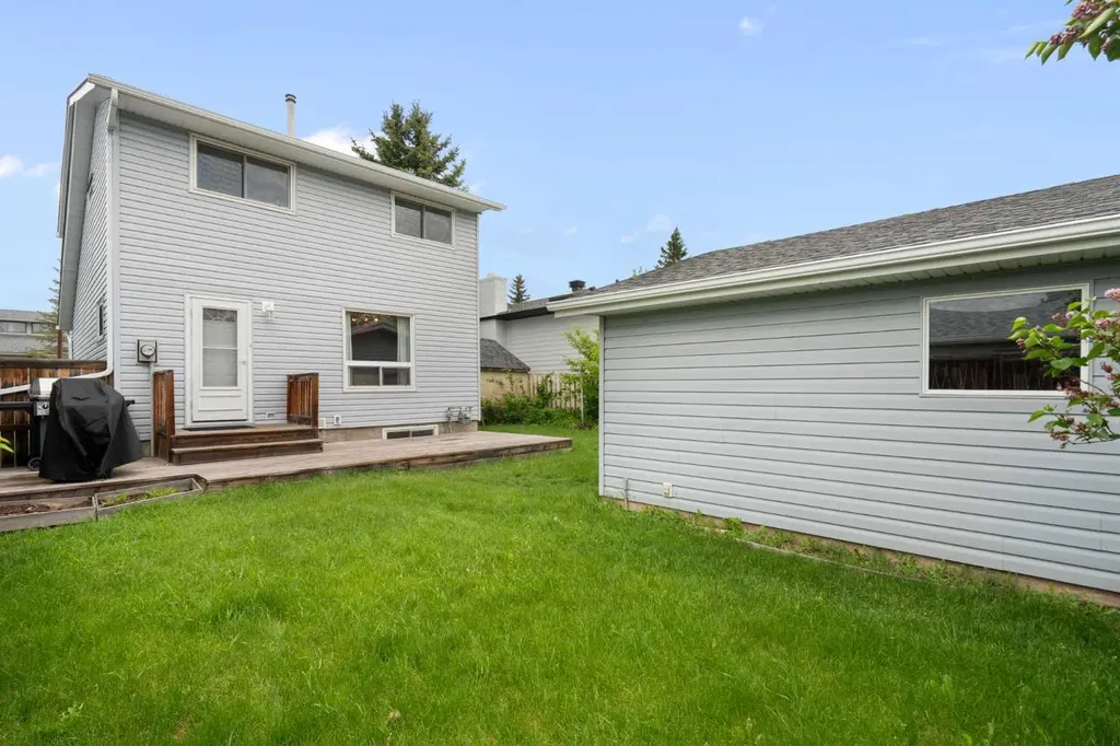 259 Woodside Circle SW Calgary AB T2W3K2