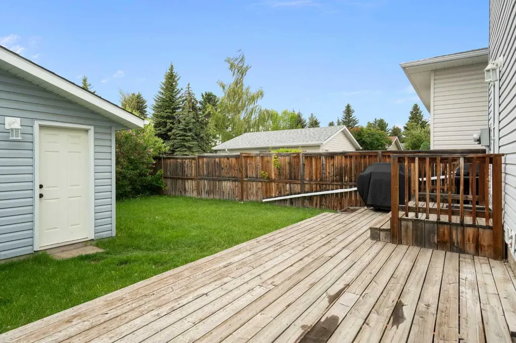 259 Woodside Circle SW Calgary AB T2W3K2