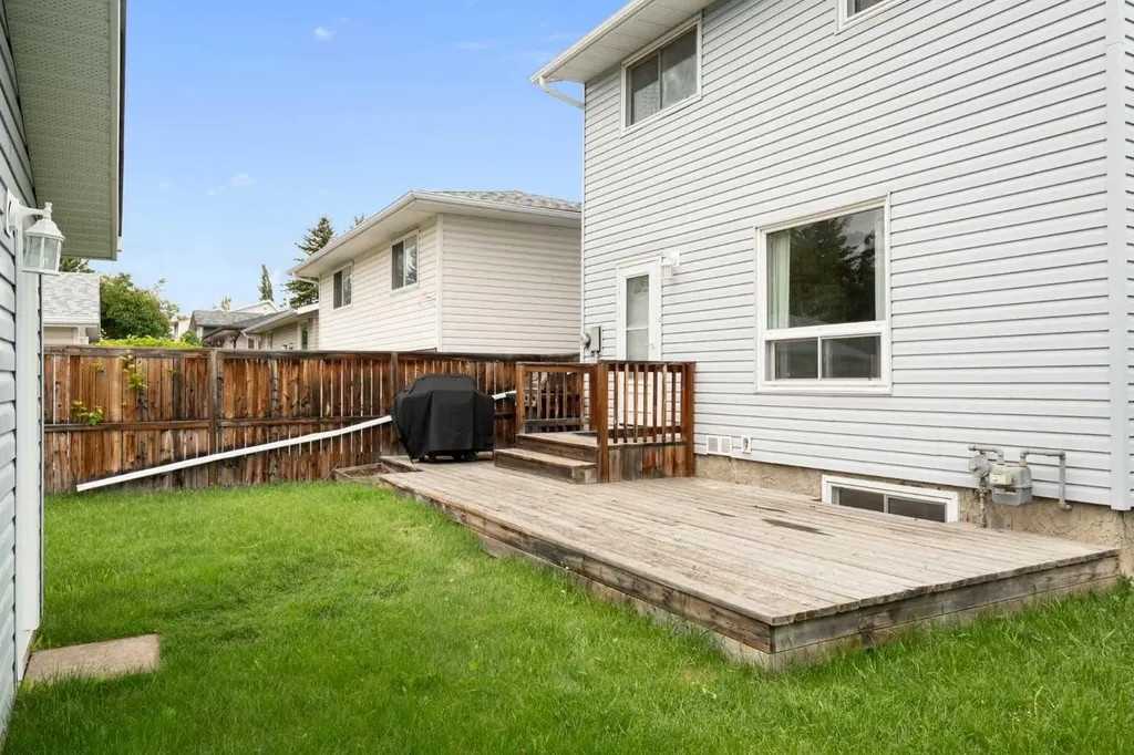 259 Woodside Circle SW Calgary AB T2W3K2