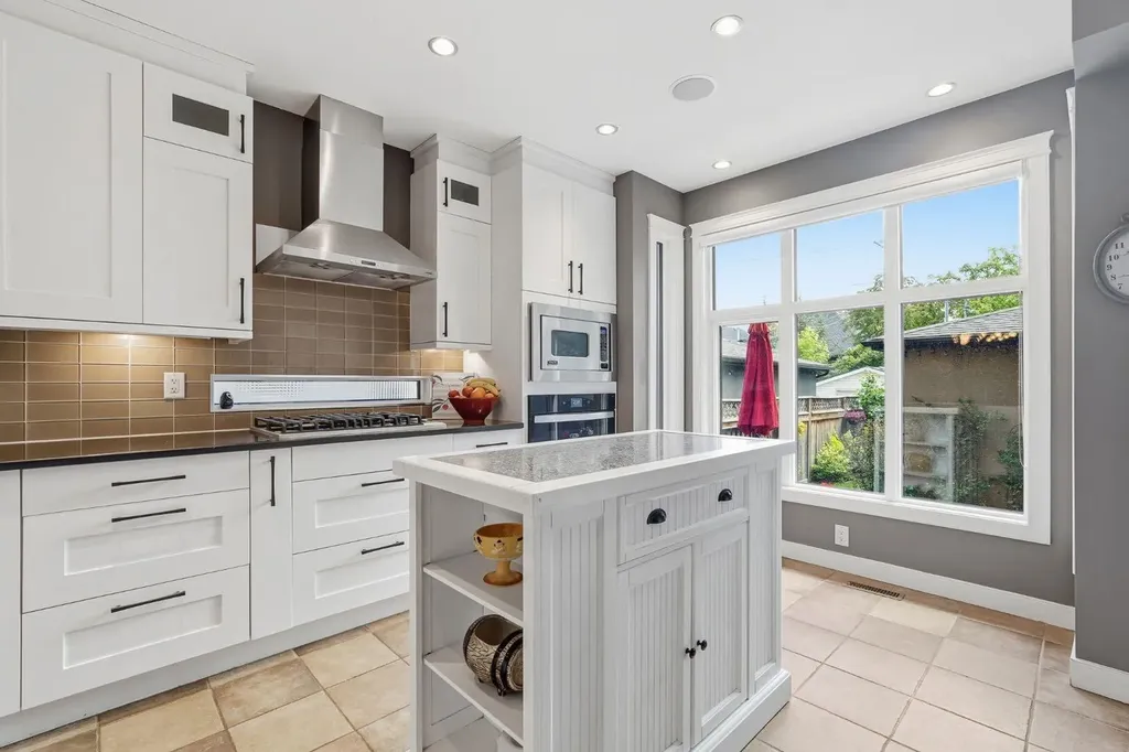 2409 Westmount Road NW Calgary AB T2N 3N9