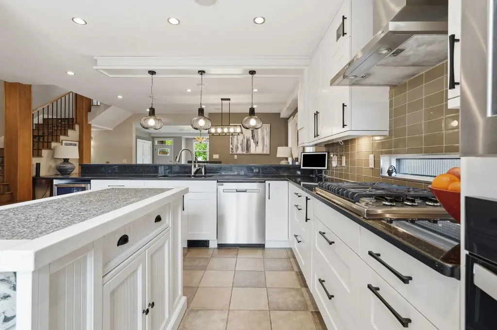2409 Westmount Road NW Calgary AB T2N 3N9