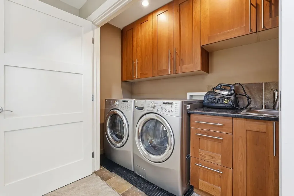 2409 Westmount Road NW Calgary AB T2N 3N9