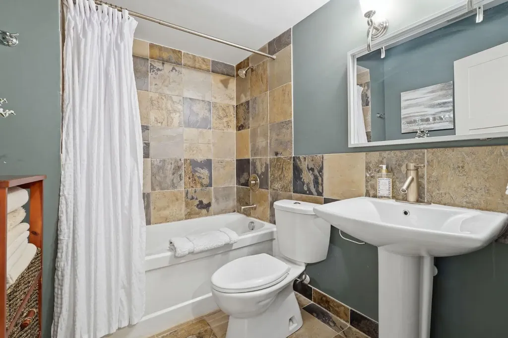 2409 Westmount Road NW Calgary AB T2N 3N9