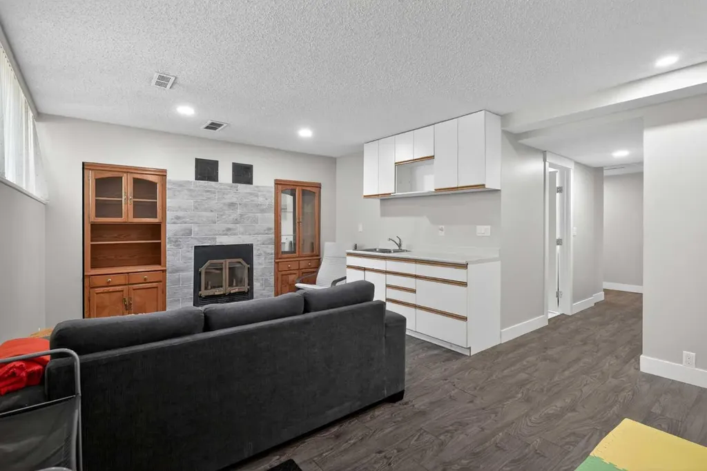 76 Ranchridge Drive NW Calgary AB T3G 1W2