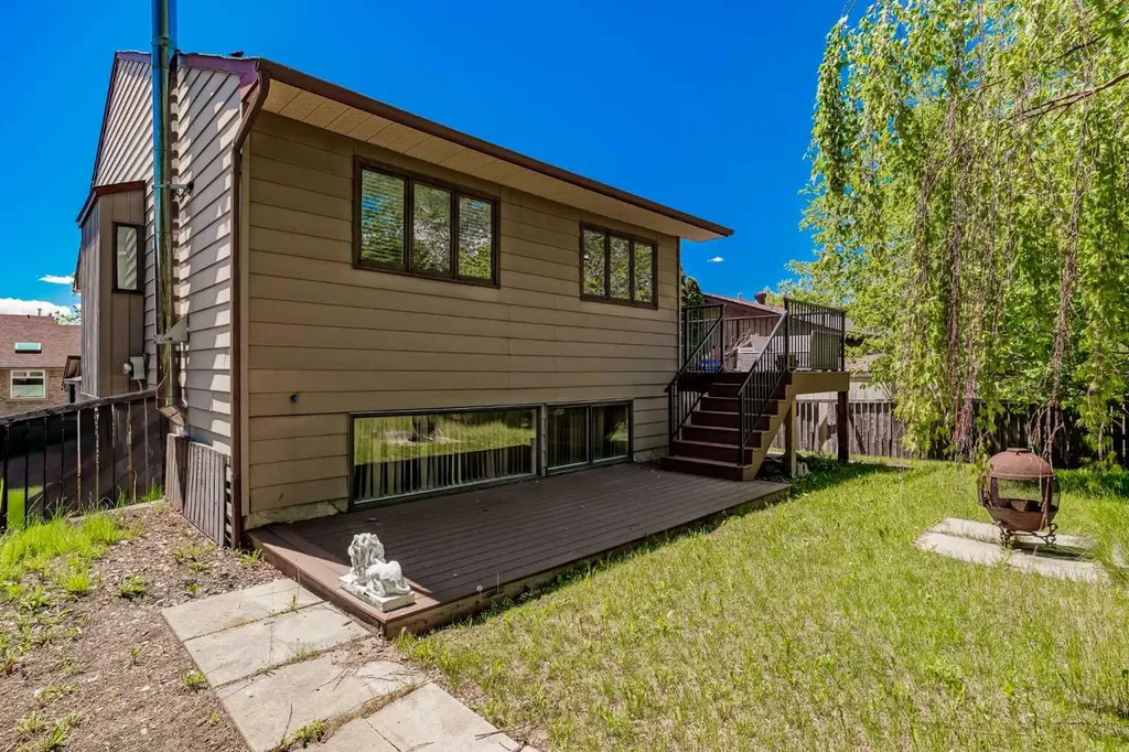 76 Ranchridge Drive NW Calgary AB T3G 1W2