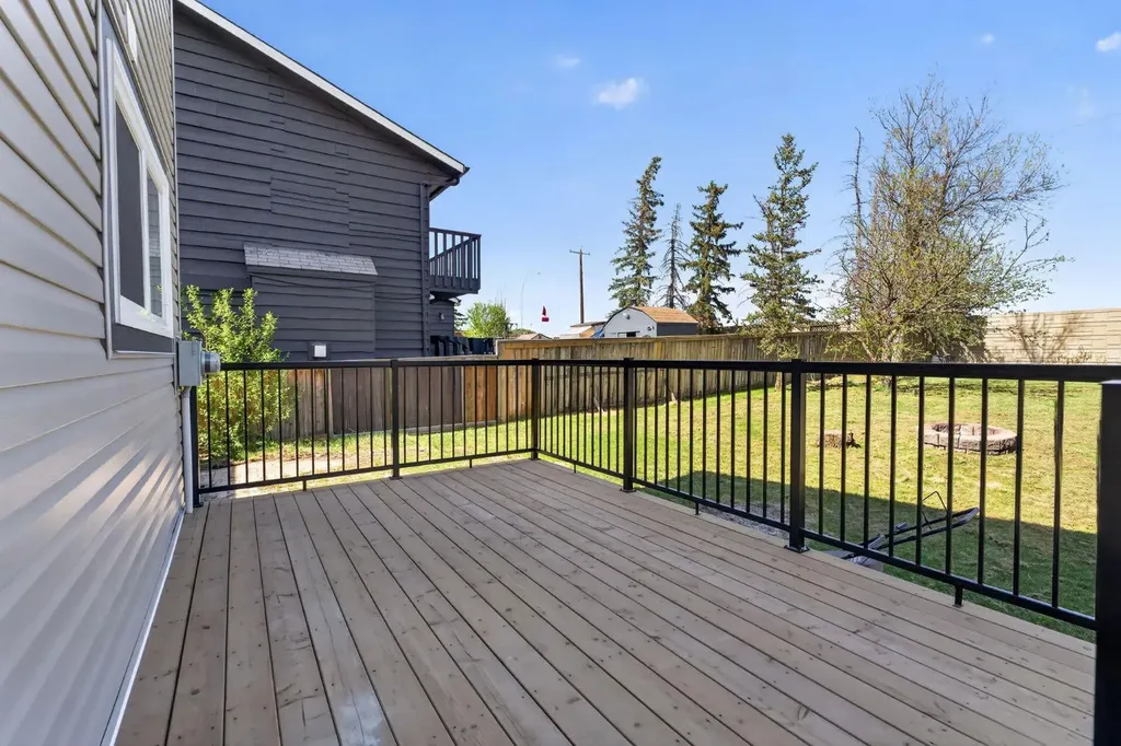 40 Bernard Way NW Calgary AB T3K2E9
