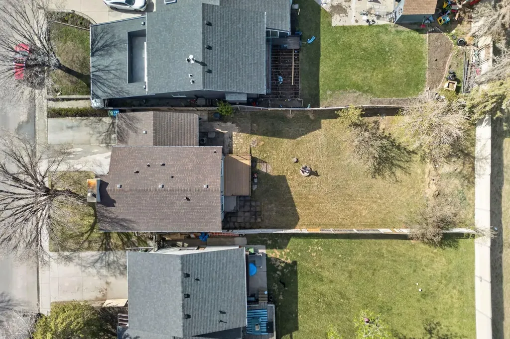 40 Bernard Way NW Calgary AB T3K2E9