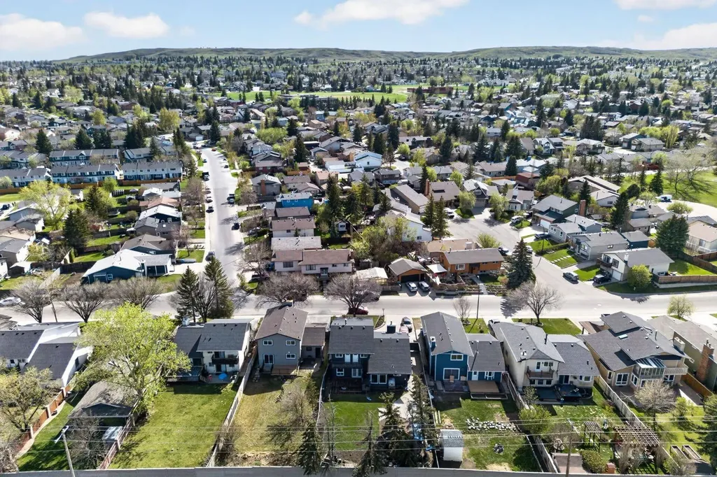 40 Bernard Way NW Calgary AB T3K2E9