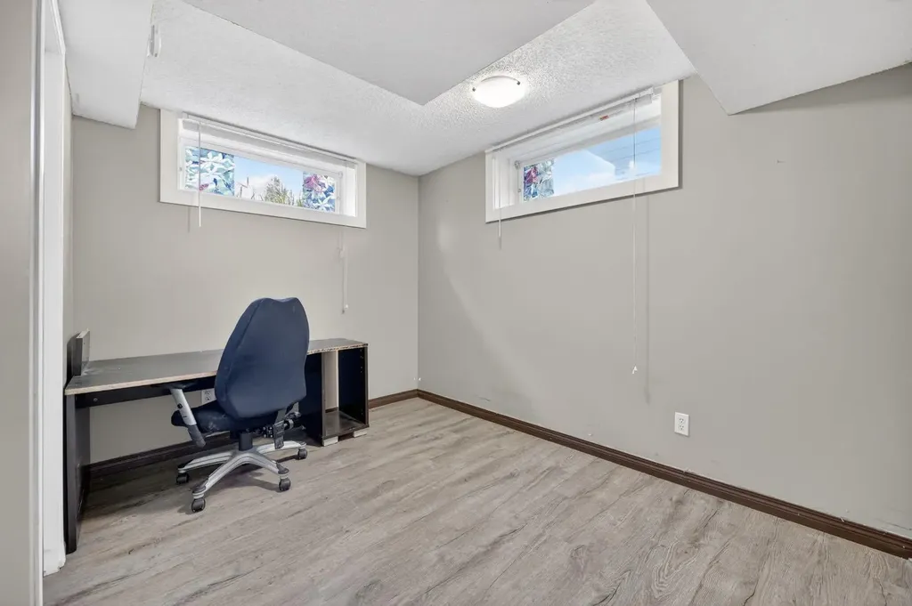 2827 23a Street NW Calgary AB T2M3Y6