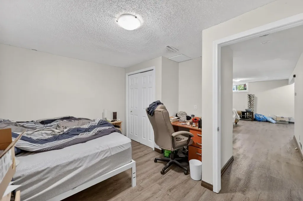 2827 23a Street NW Calgary AB T2M3Y6