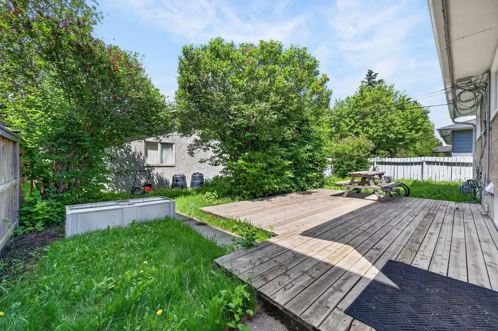 2827 23a Street NW Calgary AB T2M3Y6
