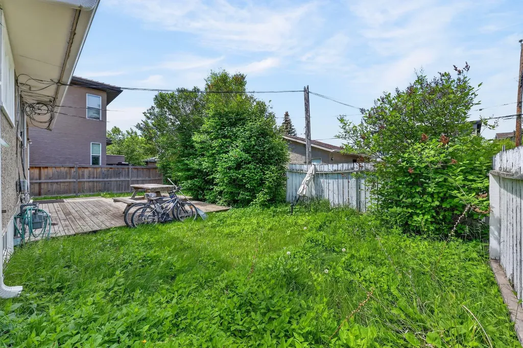 2827 23a Street NW Calgary AB T2M3Y6
