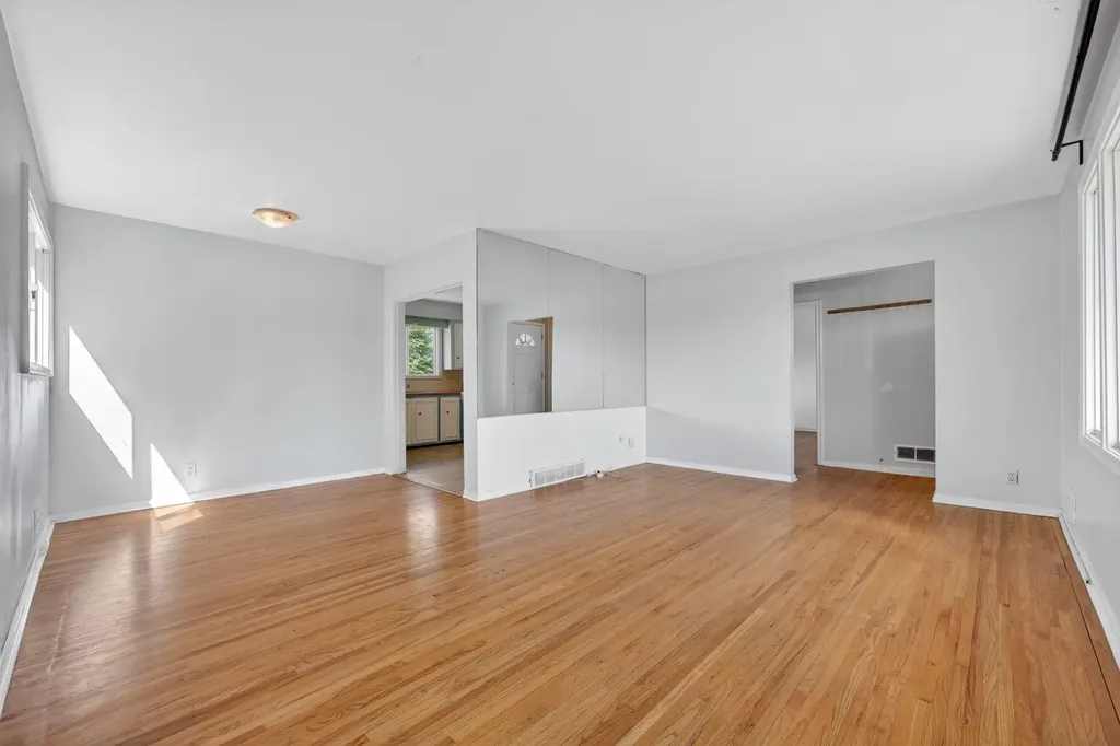 2827 23a Street NW Calgary AB T2M3Y6