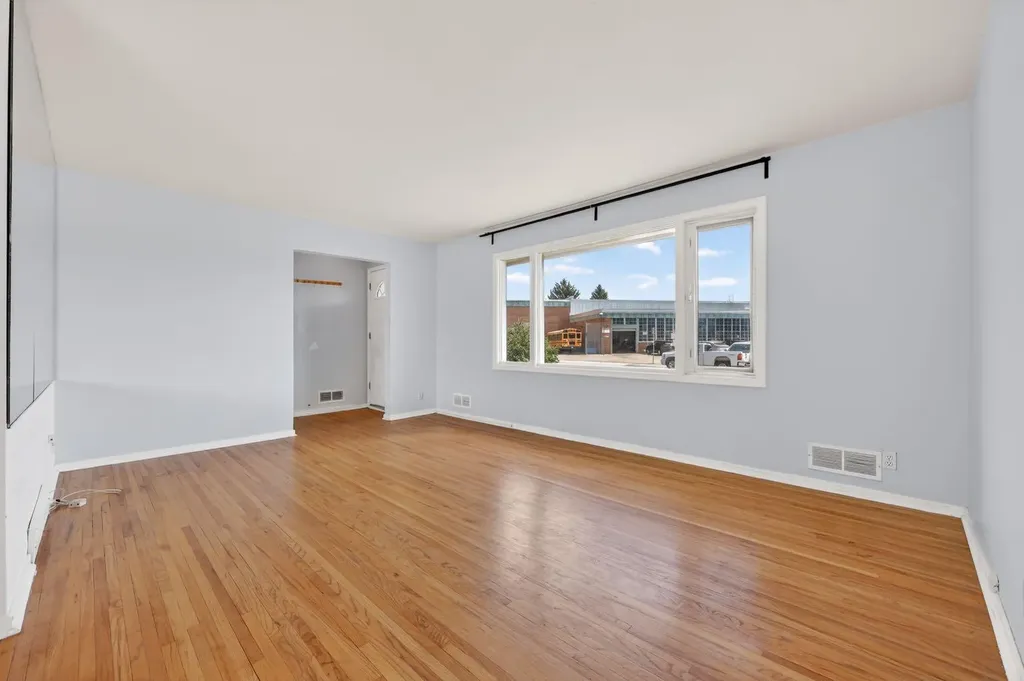 2827 23a Street NW Calgary AB T2M3Y6