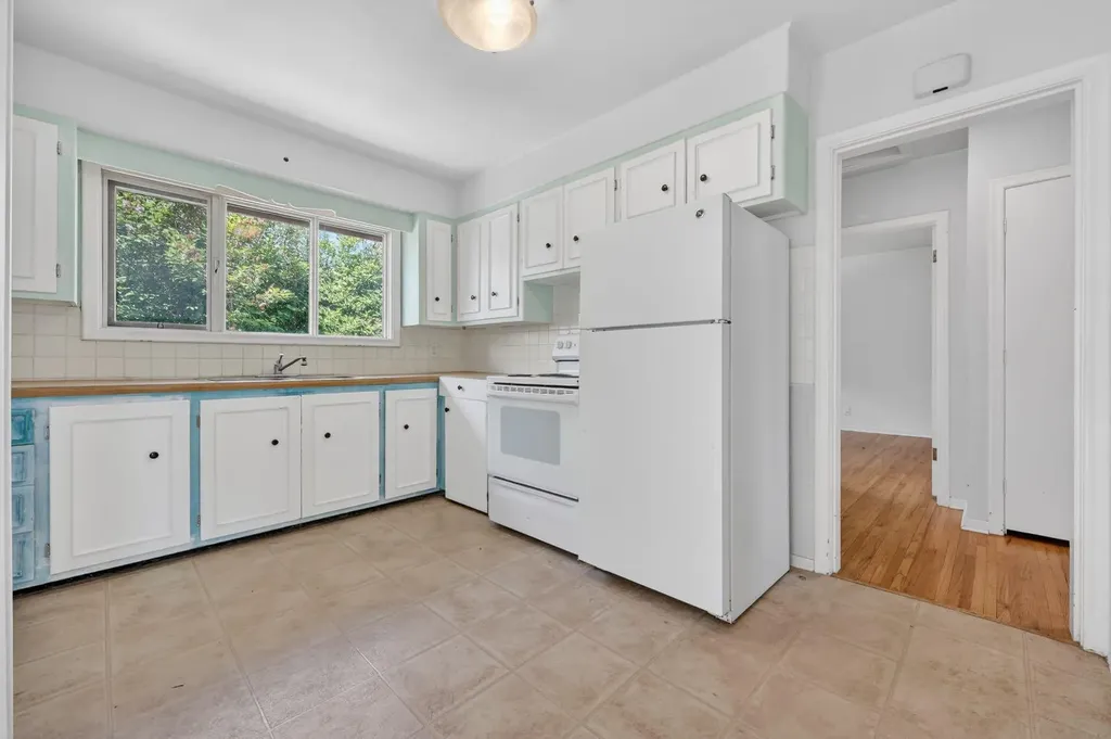2827 23a Street NW Calgary AB T2M3Y6