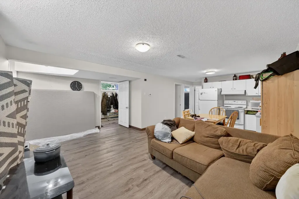 2827 23a Street NW Calgary AB T2M3Y6