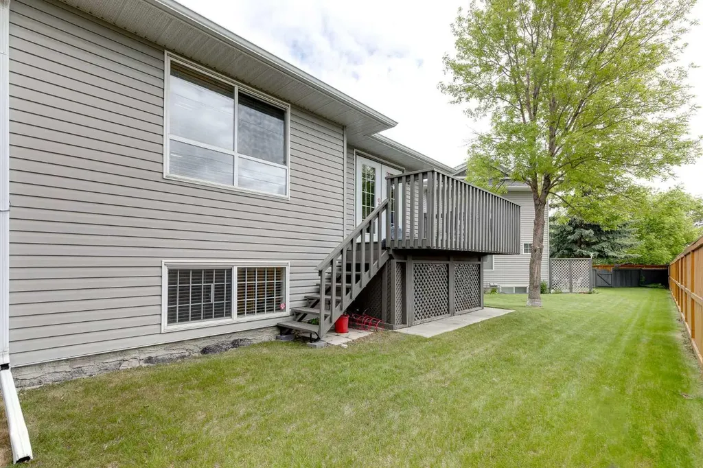 55 Fairways Drive NW Airdrie AB T4B 2T5