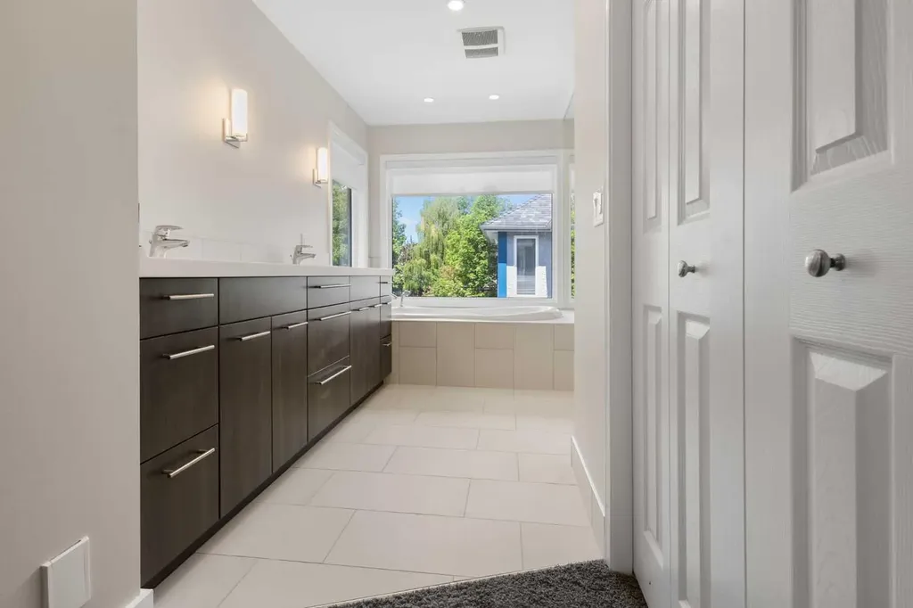 132 Woodhaven Road SW Calgary AB T2W 5N7