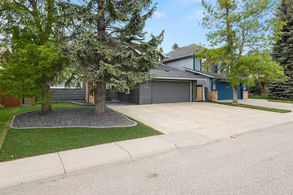 132 Woodhaven Road SW Calgary AB T2W 5N7