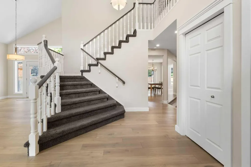132 Woodhaven Road SW Calgary AB T2W 5N7